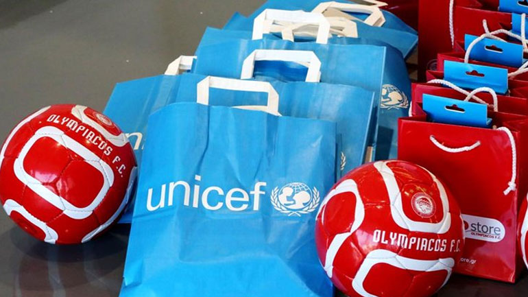 Παίζουν ποδόσφαιρο για τα παιδιά UNICEF και Ολυμπιακός