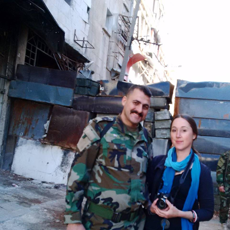 Η Eva Bartlett με στρατιώτη των συριακών δυνάμεων