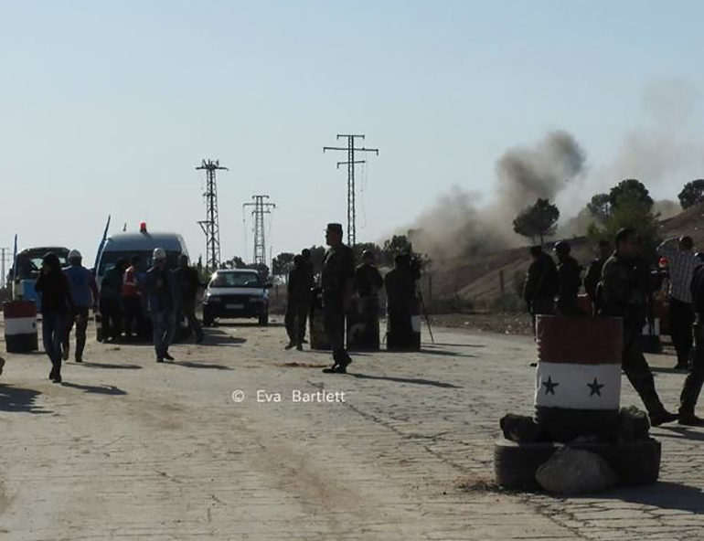 Η ρεπόρτερ φωτογραφίζει από την πρώτη γραμμή του πυρός