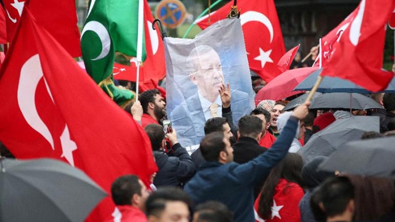 Η Τουρκία σχεδιάζει νέες συγκεντρώσεις υπέρ του Ερντογάν για το δημοψήφισμα, σε Γερμανία και Ολλανδία