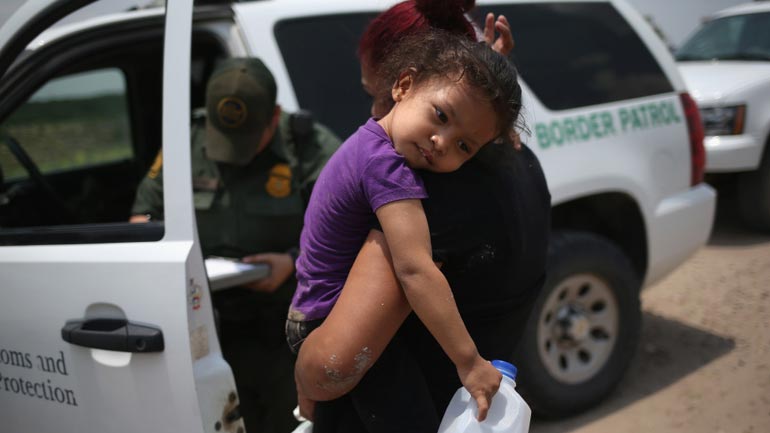 Η κυβέρνηση Τραμπ μελετά την πρόταση να χωρίζονται οι γυναίκες από τα παιδιά τους, όταν έχουν εισέλθει παράτυπα στις ΗΠΑ