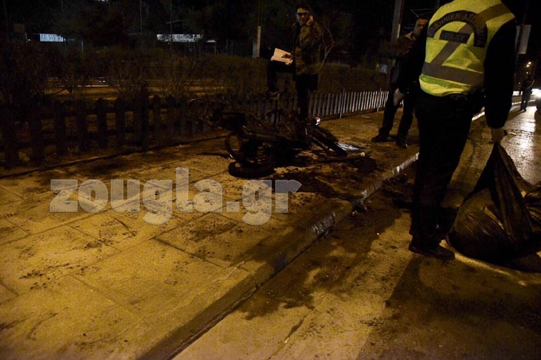 Ένα μηχανάκι κάηκε ολοσχερώς