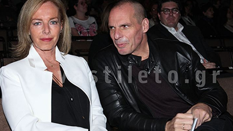 Γιάνης Βαρουφάκης & Δανάη Στράτου: Σπάνια δημόσια εμφάνιση στο θέατρο