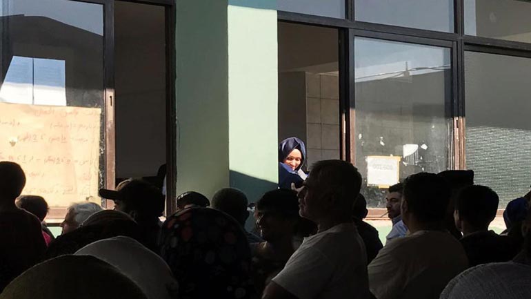 Η κόρη του πρωθυπουργού της Τουρκίας επισκέφτηκε το κέντρο κράτησης μεταναστών στο Σχιστό