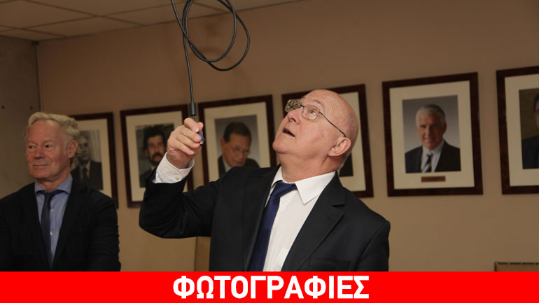 O Σαπέν τακτοποιεί καλώδια κατά τη διάρκεια της συνάντησής του με τον Τσακαλώτο στο υπ. Οικονομικών