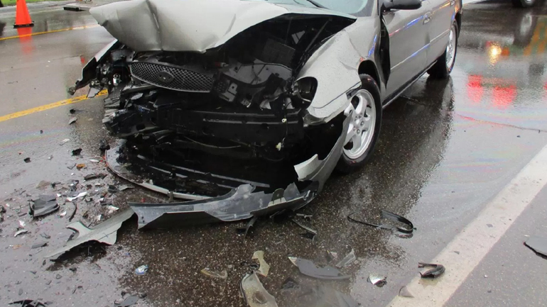 Ηράκλειο: Σοβαρό τροχαίο στα Σπήλια έπειτα από σύγκρουση δύο Ι.Χ.