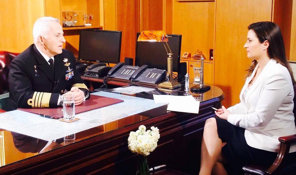 Ο αρχηγός ΓΕΕΘΑ μιλάει στη δημοσιογράφο της εκπομπής Αλεξία Τασούλη