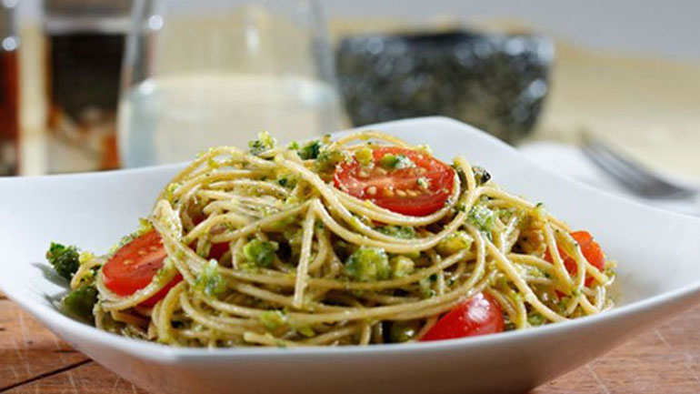 Σπαγγέτι με πέστο και ντοματίνια