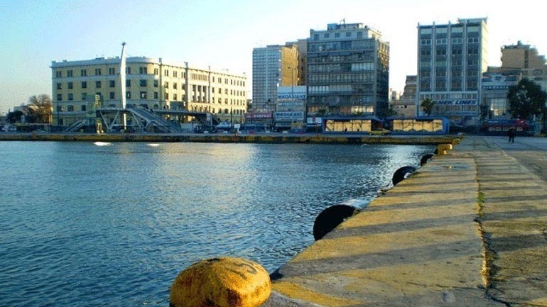 Σώος ανασύρθηκε 50χρονος που έπεσε στο λιμάνι του Πειραιά