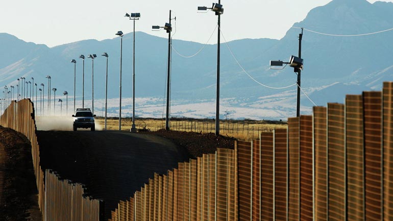 Το Μεξικό δημιουργεί κέντρα νομικής βοήθειας για μετανάστες στα προξενεία του στις ΗΠΑ