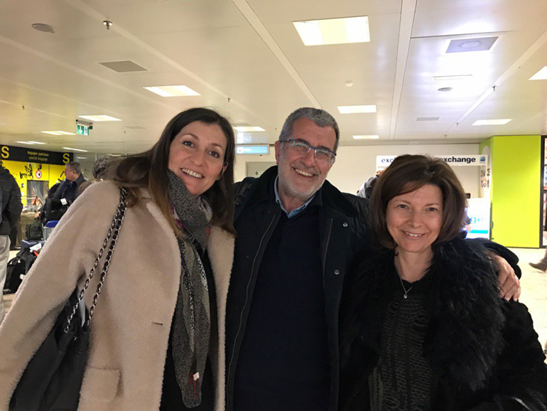 Ο Στράτης Χατζηπαναγιώτου με τις διευθύντριες επικοινωνίας των ελληνικών εισαγωγικών εταιρειών Peugeot (Κορίνα Βαλυράκη - αριστερά) και Alfa Romeo (Κορίνα Πατέλη - δεξιά). Με την ψηφοφορία του Στράτη Χατζηπαναγιώτου θα γελάσει λίγο περισσότερο η Κορίνα Βαλυράκη. Επειδή όμως στο τέλος ξυρίζουν τον... γαμπρό θα περιμένουμε το απόγευμα για να μάθουμε τον φετινό... τροπαιούχο στο COTY (Car Of The Year). Λέτε να γελάσει τότε η Κορίνα Πατέλη; Υπομονή!