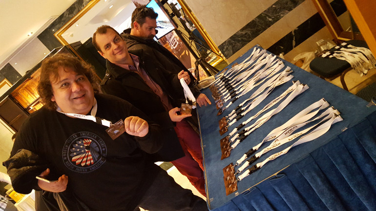 Ο Πάρις Ποντίκας (δεξιά του οι Γιάννης Τσιρογιάννης και Γιάννης Τιγκρής)