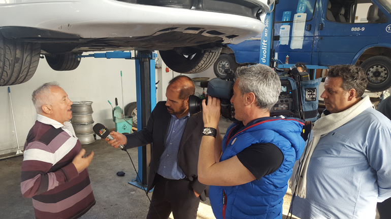 Ο Σωτήρης Ζιάκας (αριστερά) που διαθέτει μεγάλη μονάδα service στα Βόρεια Προάστεια κάνει τη δική του ανάλυση στον Βαγγέλη Γκούμα. Στα δεξιά και ο Τάκης Παπαμιχαήλ, έμπορος με γνώσεις στα ακριβά και σπορ αυτοκίνητα... 