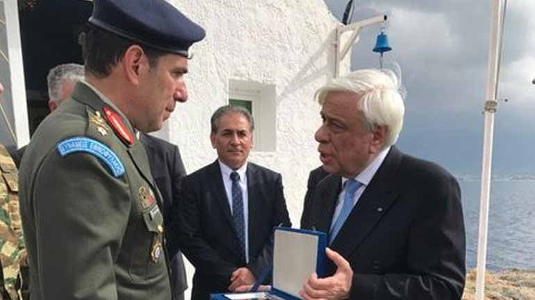 O Προκόπης Παυλόπουλος δίνει δώρο στον ταξίαρχο- διοικητή της 80ΑΔΤΕ