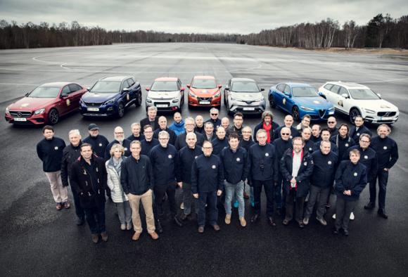 Οι Ευρωπαίοι δημοσιογράφοι με τα αυτοκίνητα που έφτασαν στον τελικό...