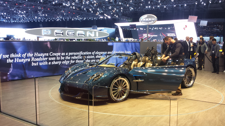 Ένα από τα πιο ποθητά hyper car στον πλανήτη με τιμή που ξεπερνά τος 1.5 εκατομμύριο ευρώ!!! Η τελική της ταχύτητα αγγίζει σχεδόν τα 370 χλμ./ώρα...