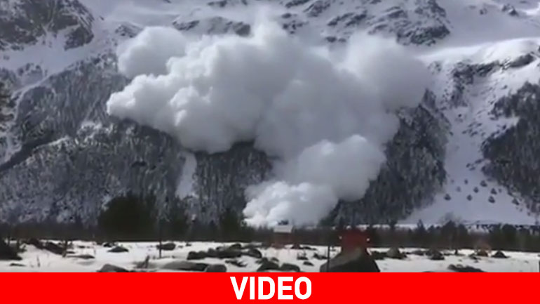 Kαρέ-καρέ: Χιονοστιβάδα «καταπίνει» βουνό στη Ρωσία