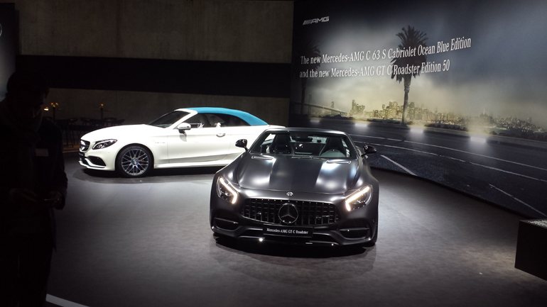 Δύο μοντέλα της Mercedes σκέτη... κόλαση τα οποία φέρουν την υπογραφή της AMG. Αριστερά η C63 S Cabriolet Ocean Blue Edition και δεξιά η AMG GT C Roadster Edition 50. Τα λόγια είναι περιττά...