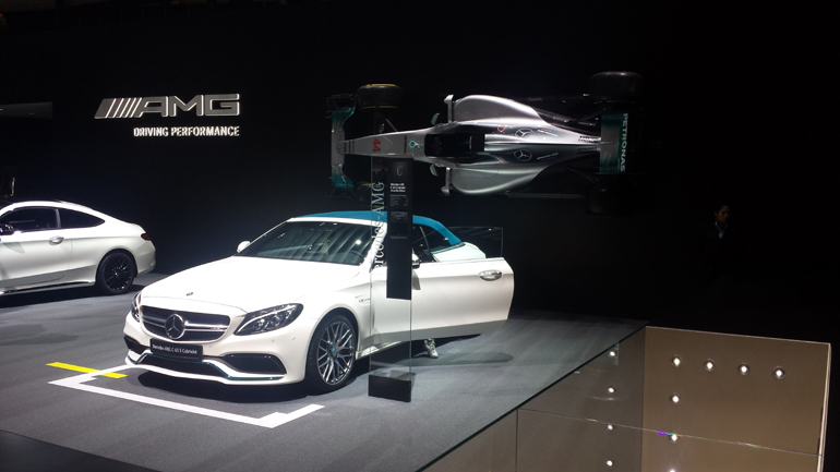 Η Mercedes E Class σε ανοιχτή εκδοχή και με υφασμάτινη οροφή σε ένα πολύ ιδιαίτερο μπλε χρώμα...