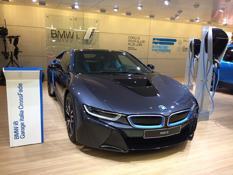 Παγκόσμια πρεμιέρα για το εντυπωσιακό BMW i8 σε μία πολύ ιδιαίτερη έκδοση. Ένα από τα πιο σύγχρονα μοντέλα που κυκλοφορούν σε ένα μοναδικό χρώμα που δεν έχουμε ξαναδεί στο παρελθόν. To i8 εφοδιάζεται με κινητήρα 1.5 λίτρων και σε συνδυασμό με τον ηλεκτροκινητήρα παράγει δύναμη 362 ίππων (0-100 σε 4.4 δευτ. και τελική ηλ. περιορισμένη στα 250 χλμ./ώρα). 