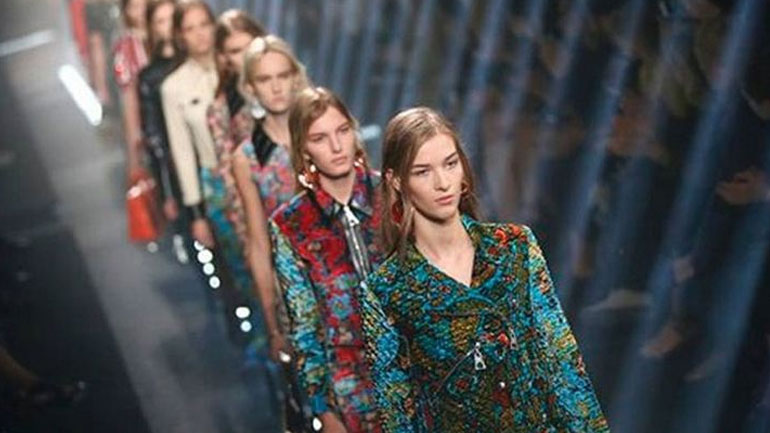 Κατηγορούν τη βιομηχανία της μόδας για «λευκές» πασαρέλες