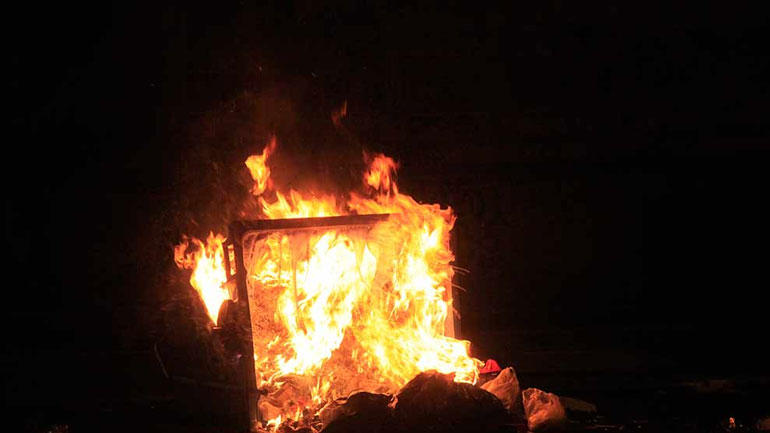 Βόλος: Συνέλαβαν άστεγη που έβαλε φωτιά σε κάδο για να ζεσταθεί