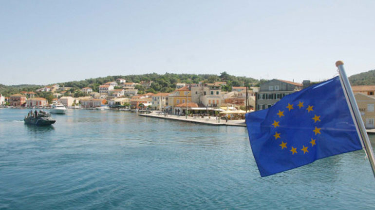 Ακυβέρνητο σκάφος με πρόσφυγες δυτικά των Παξών