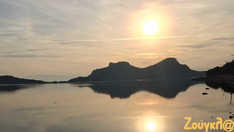 Ο ήλιος δύει πίσω από τη Λίμνη Ηραίου, στο Λουτράκι
