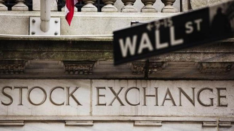 Συγκρατημένες απώλειες στη Wall Street