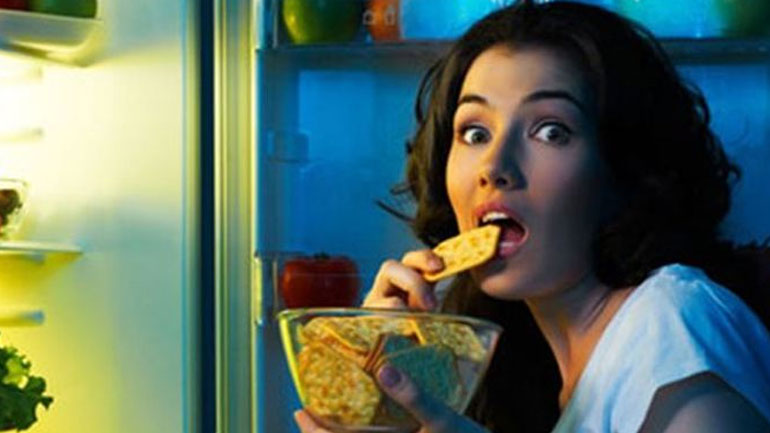 Για ποιον λόγο δεν πρέπει να τρώτε πολύ αργά το βράδυ;