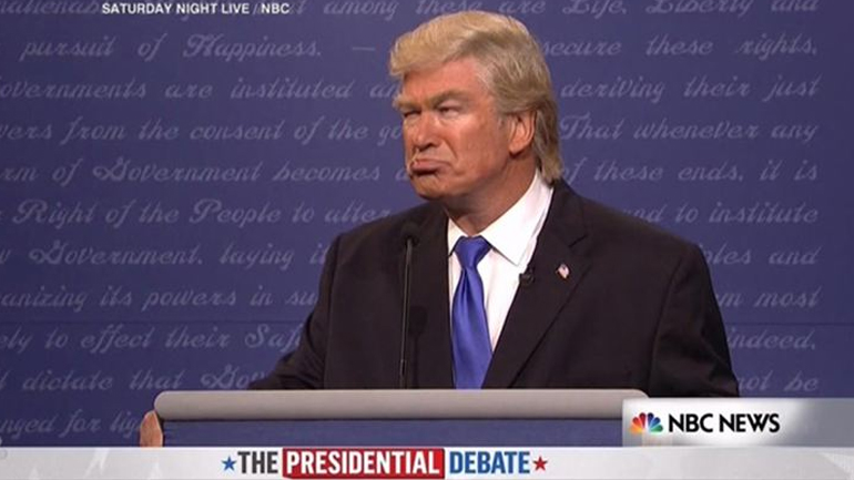 Ο Alec Baldwin δηλώνει ότι η μίμηση του Ντόναλντ Τραμπ έδωσε νέα πνοή στην καριέρα του