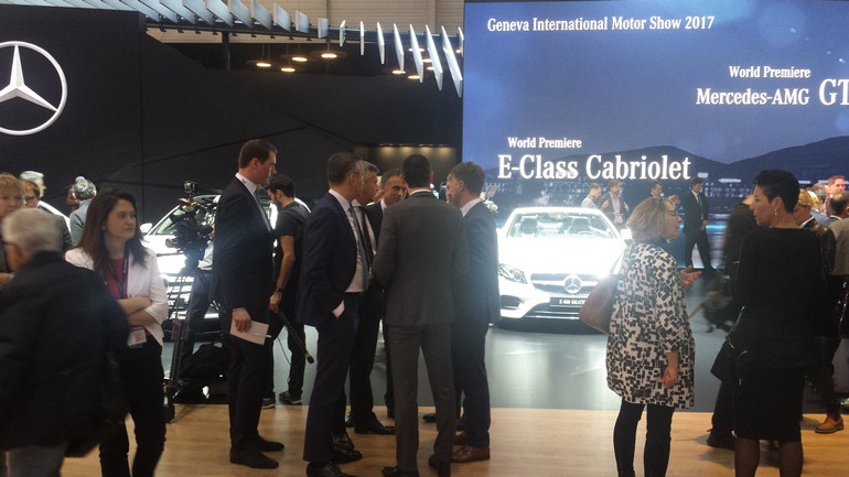 Τα ανώτερα στελέχη της BMW μπροστά από τη νέα E-Class Cabriolet