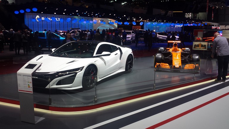 To Honda NSX δίπλα στο μονοθέσιο της F1