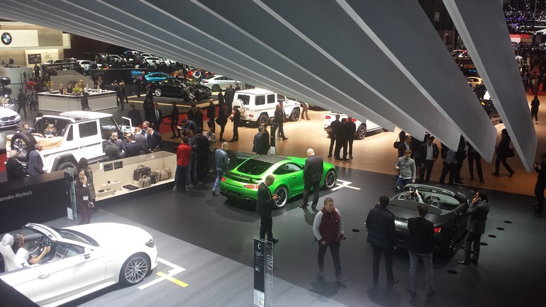 Επιβλητικό το περίπτερο της Mercedes. Σε πρώτη θέα η AMG GT R