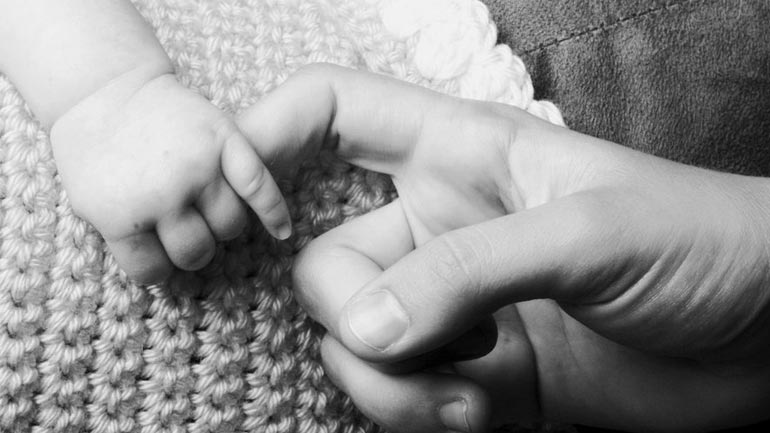 Eurostat: Οι Ελληνίδες γεννούν λίγα παιδιά και σε μεγάλη ηλικία