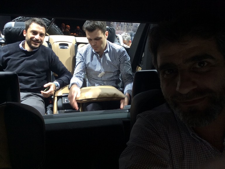 O Γιάννης Λημναίος από το gocar.gr φωτογραφίζει, ο Κώστας Μήτσου από το autotriti έχει το χαμόγελο της ευτυχίας και ο Λουκάς Παπαλάμπρος από το zougla.gr μετράει το μαξιλάρι της Landaulet