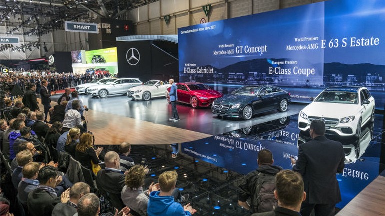 Ο επικεφαλής της Mercedes μπροστά από την GT concept και την σειρά της Ε-Class