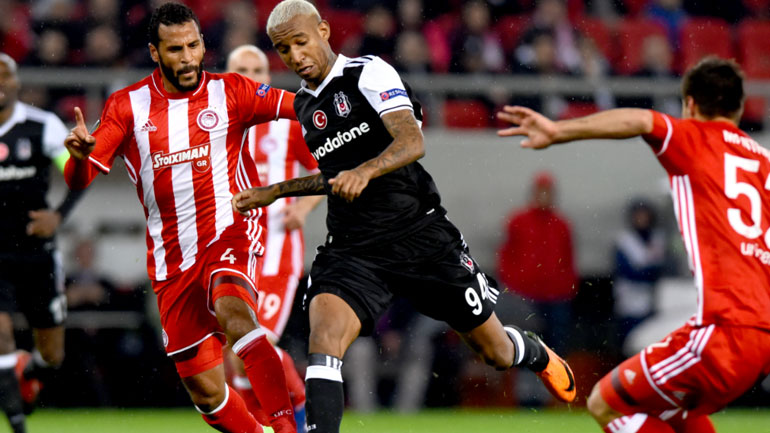 Ο Ρομαό προσπαθεί να ανακόψει τον αντίπαλό του