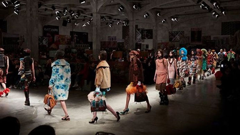 Miuccia Prada: «Η μόδα είναι για όλα τα καθημερινά και τα καθημερινά είναι το πολιτικό σκηνικό των ελευθεριών μας»