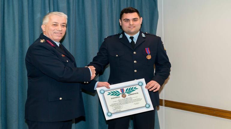 Απονομή του “Αστυνομικού Σταυρού” σε Αρχιφύλακα για διάσωση παιδιού με πράξη αυτοθυσίας