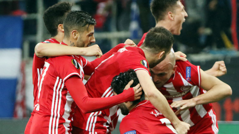 Οι παίκτες του Ολυμπιακού έχουν γίνει ένα... κουβάρι μετά το γκολ του Καμπιάσο