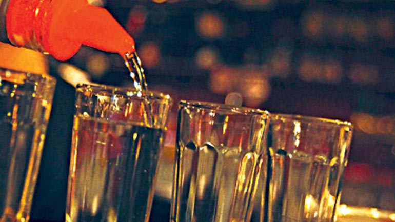 Βρέθηκαν χιλιάδες φιάλες με ποτά «μπόμπες» σε κάβα στο Περιστέρι