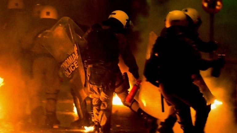 Επίθεση με μολότοφ σε διμοιρία των ΜΑΤ στα Εξάρχεια