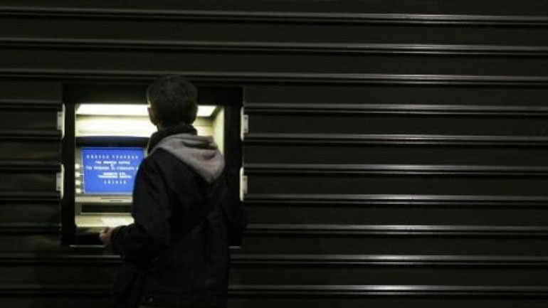 Σάλος με τις καταγγελίες για… μπράβους που παίρνουν πίσω τους μισθούς εργαζομένων από τα ΑΤΜ