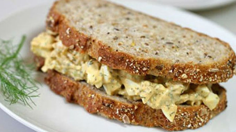 Φτιάξτε σάντουιτς με αβγοσαλάτα