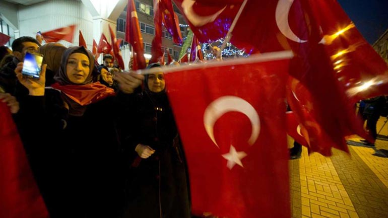 Ρότερνταμ: Συγκέντρωση Τούρκων διαδηλωτών έξω από το τουρκικό προξενείο