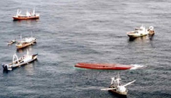 Σωστικά συνεργεία προσεγγίζουν το σημείο του ναυαγίου