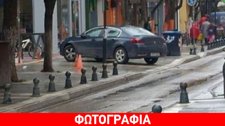 Βουλευτής πάρκαρε το αυτοκίνητό του σε πεζοδρόμιο!