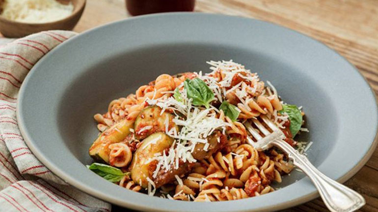 Βίδες με μελιτζάνες, κολοκυθάκια και ντομάτες