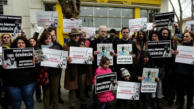 Κωνσταντινούπολη: Διαδήλωση Τούρκων δημοσιογράφων υπέρ των φυλακισμένων συναδέλφων τους
